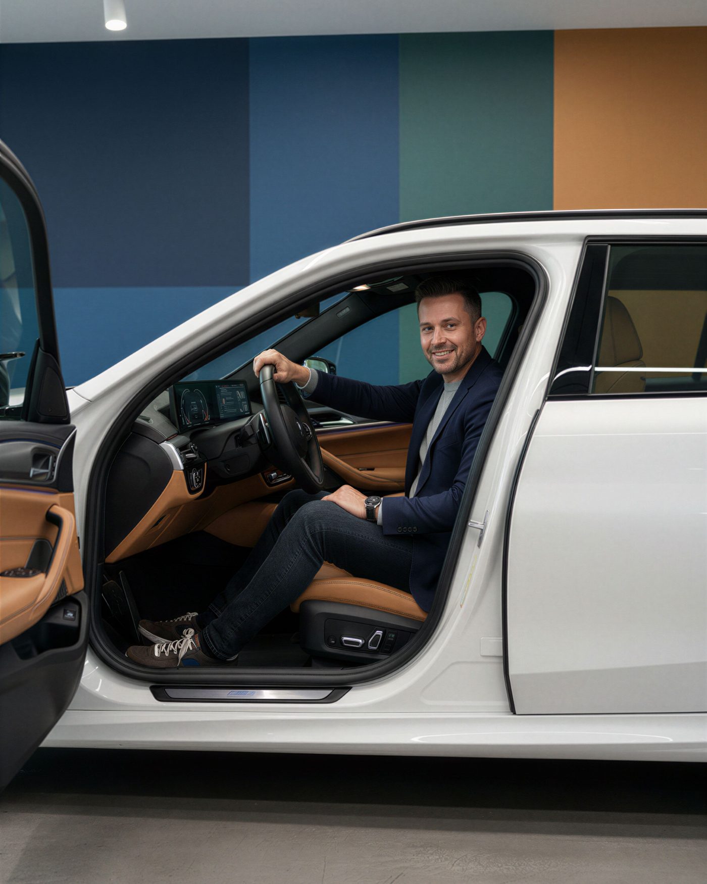 Ondernemer achter het stuur van zijn auto in de showroom